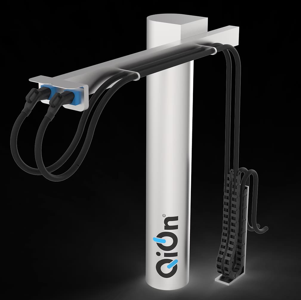 Auxiliary manual charging arm