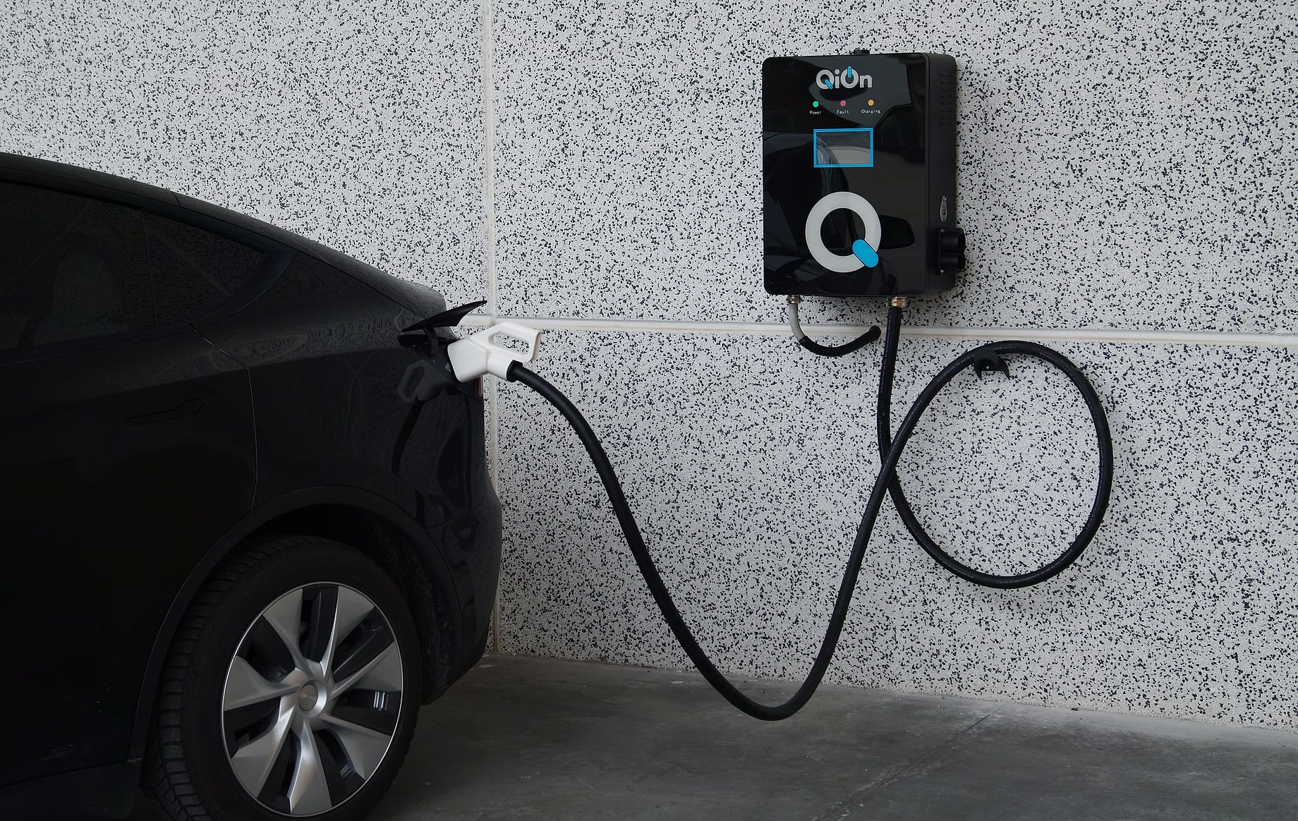 QiOn BOQS wall‑mounted DC charger