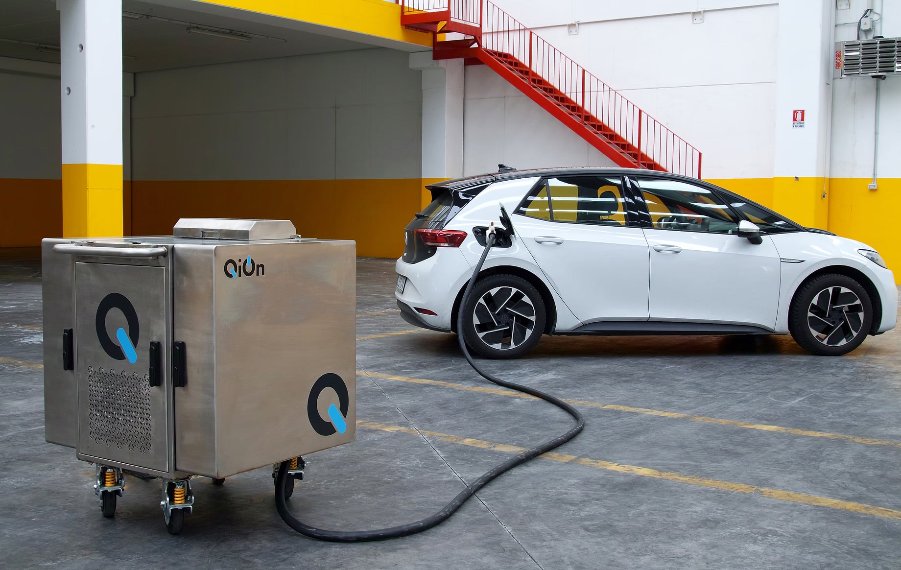 QiOn QUBE portable DC charger