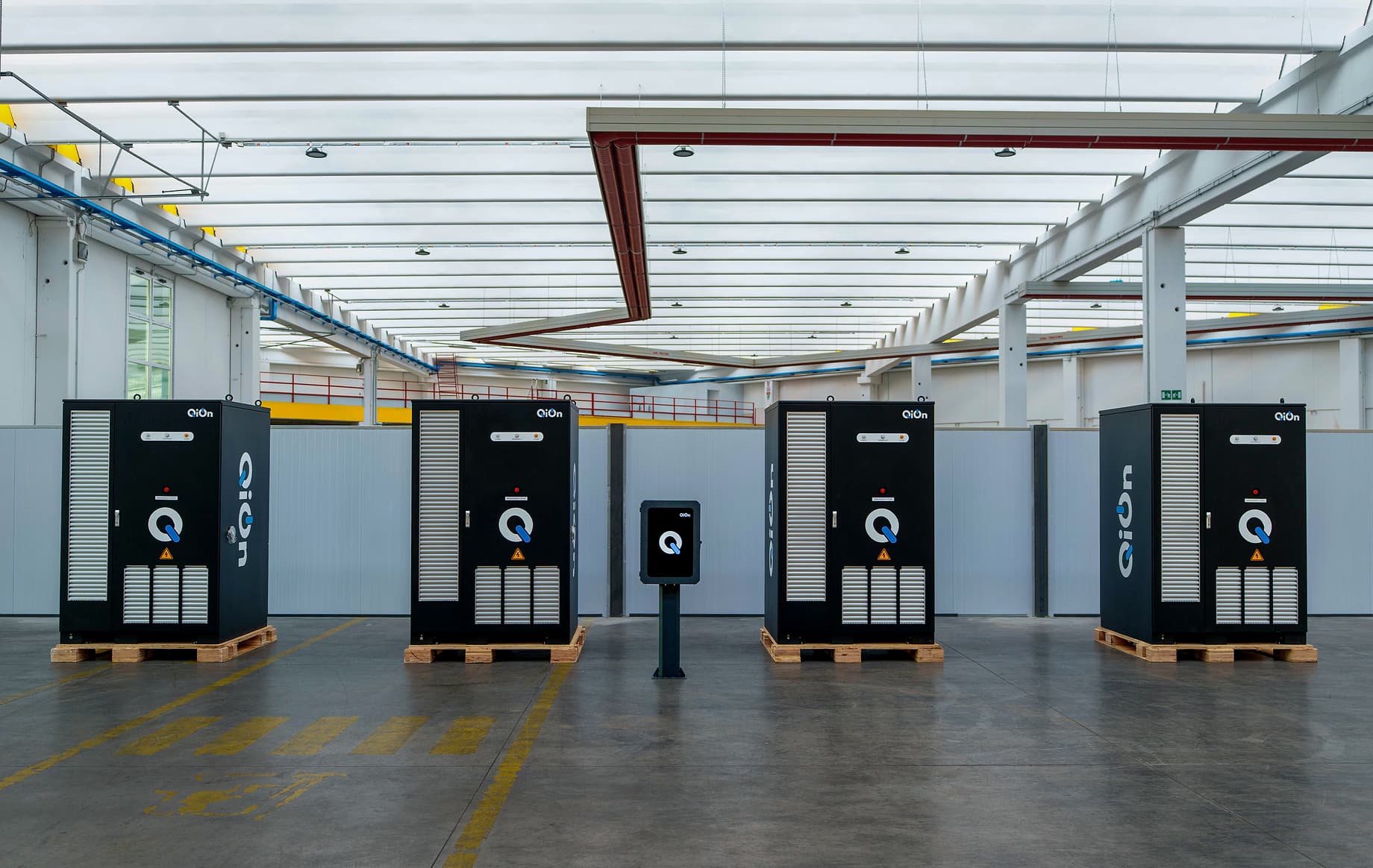 Q‑EMS Energy Management System with THUNDERCELL 250 kWh production facility