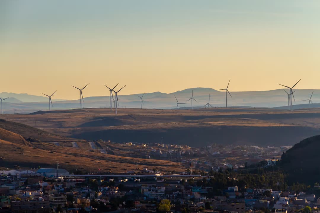 Panoramic view of a wind energy park in Zacatecas, Mexico, illustrating the country's rapidly expanding wind power capacity as part of President Sheinbaum's plan to add 6,800 MW of new wind generation by 2030 and grow renewables from 23 to 38 percent of the national electricity mix