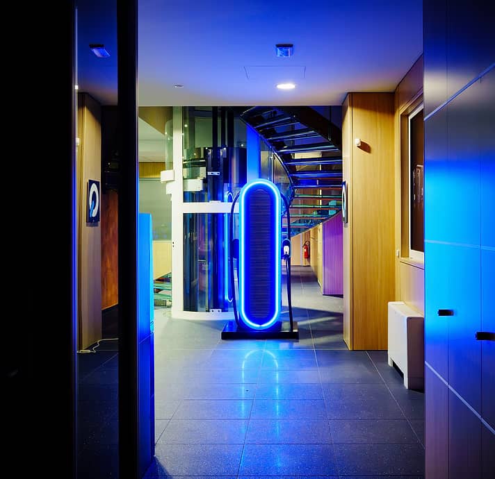 Neon light ultrafast charger from QiOn